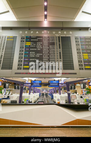 Singapour - CIRCA AVRIL 2019 : un affichage de renseignements sur les vols à l'aéroport International Changi de Singapour. Banque D'Images