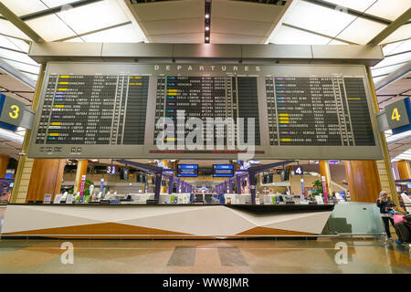 Singapour - CIRCA AVRIL 2019 : un affichage de renseignements sur les vols à l'aéroport International Changi de Singapour. Banque D'Images