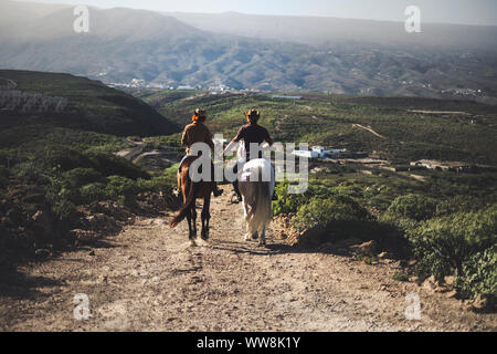 Couple in love équitation deux beaux chevaux de rester ensemble dans une aventure de voyage de style de vie et de vacances. unité couple voyageant concept à découvrir le monde et l'avenir Banque D'Images