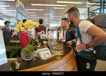 Singapour - CIRCA AVRIL 2019 : comptoir d'information à l'aéroport de Singapour Changi. Banque D'Images