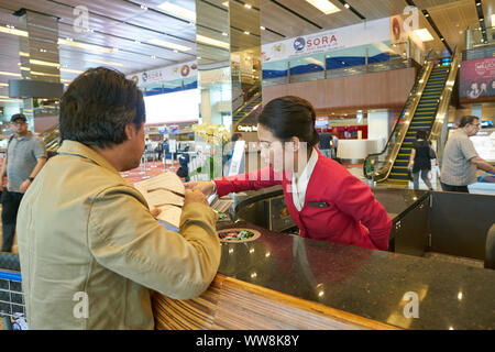 Singapour - CIRCA AVRIL 2019 : comptoir d'information à l'aéroport de Singapour Changi. Banque D'Images