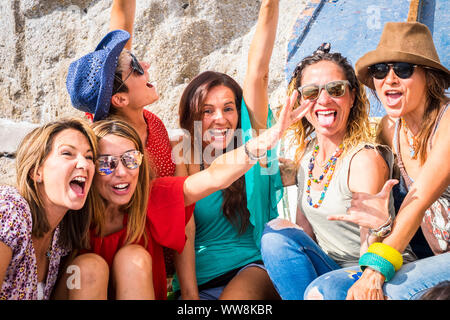 Groupe des belles filles de race blanche fou belle piscine sous le soleil de l'été de faire une partie tous ensemble. Les gens s'amuser ensemble iall oncept de vie. crier et rire plein de femmes joyeux Banque D'Images