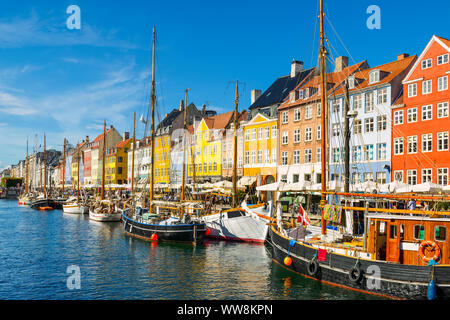 Nyhavn à Copenhague, Danemark sur une journée ensoleillée Banque D'Images