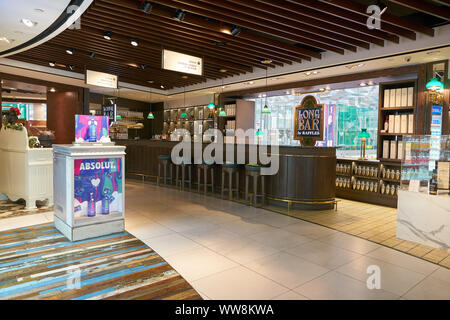 Singapour - CIRCA AVRIL 2019 : interior shot de DFS Wine & Spirits shop à l'aéroport de Singapour Changi. Banque D'Images