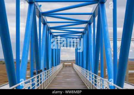 Passerelle sur l'autoroute, Pont de Normandie, Le Havre, Honfleur, Seine, Normandie, France Banque D'Images