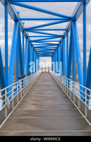 Passerelle sur l'autoroute, Pont de Normandie, Le Havre, Honfleur, Seine, Normandie, France Banque D'Images