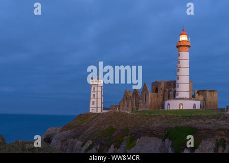 Phare dans la matinée avec un phare, le phare de Saint Mathieu avec ruine d'abbaye bénédictine, La Pointe Saint-Mathieu, Plougonvelin, Finistère, Bretagne, France Banque D'Images