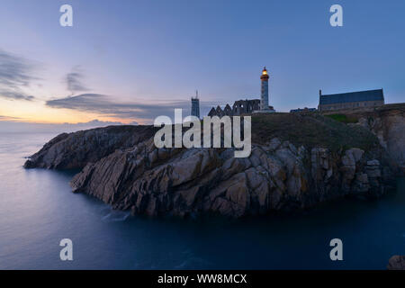 Phare dans la soirée avec un phare, le phare de Saint Mathieu, La Pointe Saint-Mathieu, Plougonvelin, Finistère, Bretagne, France Banque D'Images