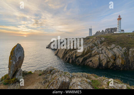 Phare au coucher du soleil, Saint Mathieu phare, La Pointe Saint-Mathieu, Plougonvelin, Finistère, Bretagne, France Banque D'Images