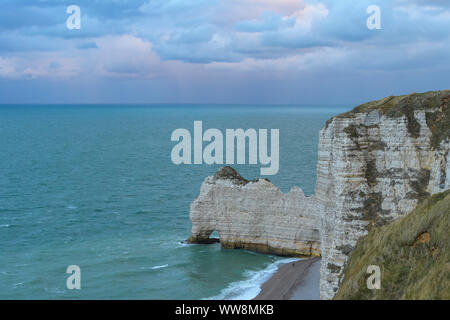 Et la plage bordée de falaises au crépuscule, Etretat, Seine-Maritime, Océan Atlantique, Normandie, France Banque D'Images