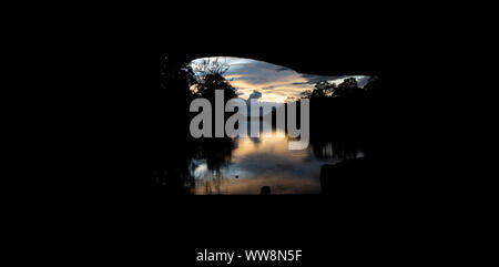 Coucher du soleil à river près de Angkor Wat Banque D'Images