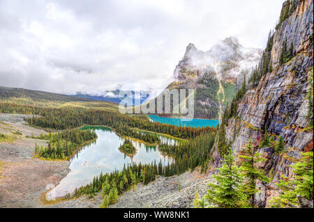 Nuages lourds descendent sur Wiwaxy Peaks avec Mary Lake et Lake O'Hara, vu de l'sentier Opabin dans les Rocheuses canadiennes du parc national Yoho en B Banque D'Images