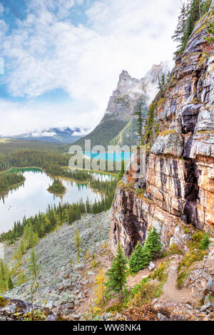 Nuages lourds descendent sur Wiwaxy Peaks avec Mary Lake et Lake O'Hara, vu de l'sentier Opabin dans les Rocheuses canadiennes du parc national Yoho en B Banque D'Images