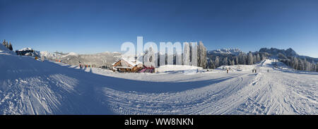 Sommet Hornspitz, vue de zone Gosaualm, région de ski Dachstein ouest avec vue sur la crête de Gosaukamm, Salzkammergut, Haute Autriche, Autriche Banque D'Images