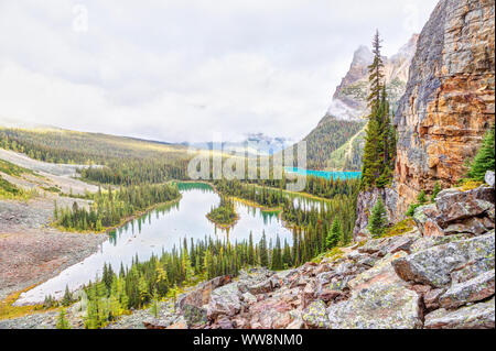 Nuages lourds descendent sur Wiwaxy Peaks avec Mary Lake et Lake O'Hara, vu de l'sentier Opabin dans les Rocheuses canadiennes du parc national Yoho en B Banque D'Images