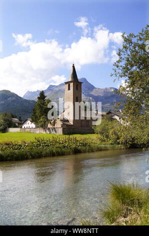 L'église Saint Laurent de Sils Baselgia, Piz da la Margna montagne dans l'arrière-plan, Sils, Haute-engadine, Canton des Grisons, Suisse Banque D'Images