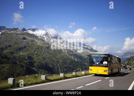 Carpostal suisse Susten Pass bus sur la route de montagne, Alpes Uri, Canton de Berne, Suisse Banque D'Images