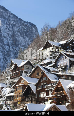 Vieilles maisons en bois typiques sur le lac de Hallstatt, Hallstatt, région du Salzkammergut, Haute Autriche, Autriche Banque D'Images