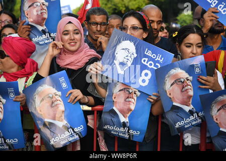 Tunis, Tunisie. 13 Sep, 2019. Supporters assister à une campagne des élections présidentielles à Tunis, Tunisie, le 13 septembre, 2019. Il y a 26 candidats à l'élection présidentielle prévue le 15 septembre et le vote à l'étranger a lieu du 13 septembre au 15 septembre. Credit : Adele Ezzine/Xinhua Banque D'Images