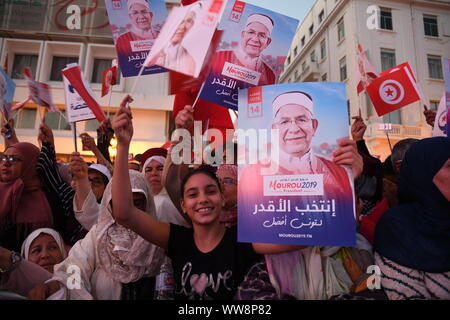 Tunis, Tunisie. 13 Sep, 2019. Supporters assister à une campagne des élections présidentielles à Tunis, Tunisie, le 13 septembre, 2019. Il y a 26 candidats à l'élection présidentielle prévue le 15 septembre et le vote à l'étranger a lieu du 13 septembre au 15 septembre. Credit : Adele Ezzine/Xinhua Banque D'Images