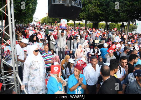 Tunis, Tunisie. 13 Sep, 2019. Supporters assister à une campagne des élections présidentielles à Tunis, Tunisie, le 13 septembre, 2019. Il y a 26 candidats à l'élection présidentielle prévue le 15 septembre et le vote à l'étranger a lieu du 13 septembre au 15 septembre. Credit : Adele Ezzine/Xinhua Banque D'Images