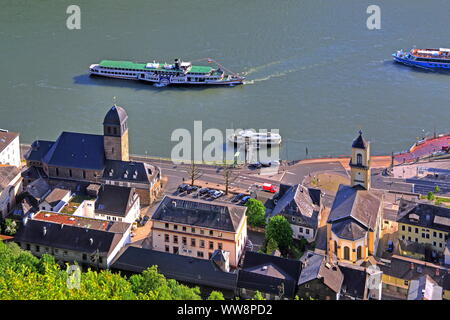 Face de la rivière avec des églises et d'excursion de bateau à aubes Goethe, Saint Goarshausen, Rhin, vallée du Rhin moyen, Rhin, Rhénanie-Palatinat, Allemagne de l'Ouest, Allemagne Banque D'Images