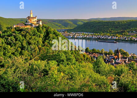 Vue de la ville avec plus de Marksburg Braubach, la vallée du Rhin, Rhin, vallée du Rhin moyen, Rhénanie-Palatinat, Allemagne de l'Ouest, Allemagne Banque D'Images