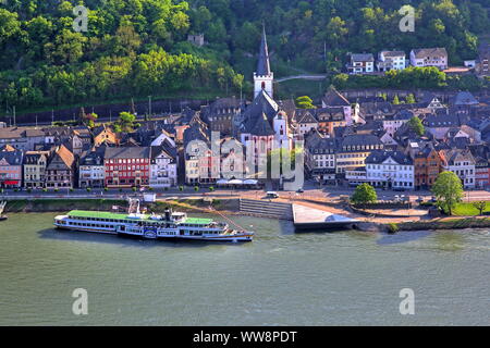 Vue de la ville avec l'excursion de bateau à aubes Goethe à la jetée et collégiale, St Goar, Rhin, vallée du Rhin moyen, Rhin, Rhénanie-Palatinat, Allemagne de l'Ouest, Allemagne Banque D'Images