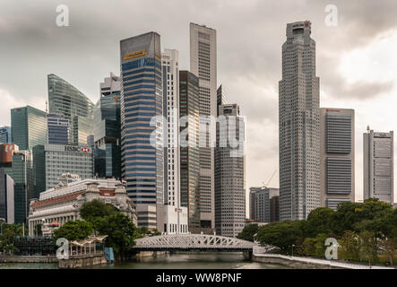 Singapour - Mars 20, 2019 : Blanc pont Anderson et quelques tours de financial district sous forte cloudscape. Quelques feuilles vertes sur les deux faces. Banque D'Images