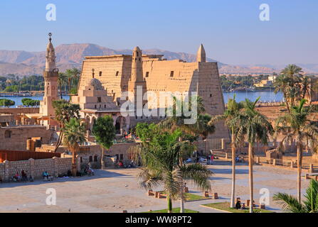 Le temple de Louxor sur les rives du Nil, Louxor, Égypte, l'Égypte Banque D'Images