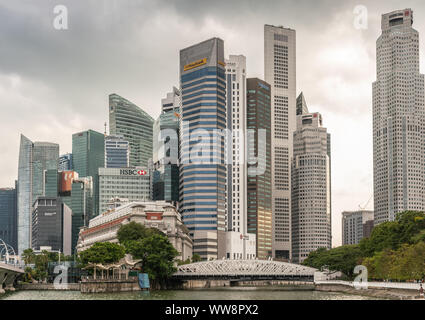 Singapour - Mars 20, 2019 : Blanc pont Anderson et quelques tours de financial district sous forte cloudscape. Quelques feuilles vertes sur les deux faces. Banque D'Images