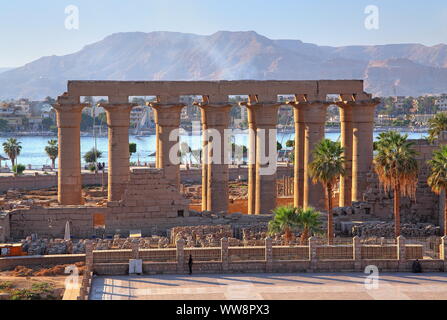 Le temple de Louxor sur les rives du Nil, Louxor, Égypte, l'Égypte Banque D'Images