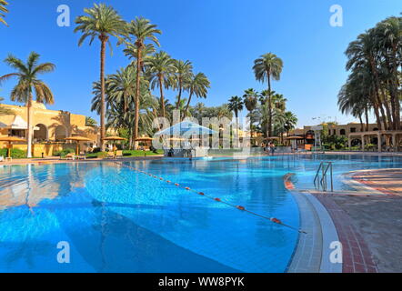 Installations de piscine de l'hôtel Mercure, près de Karnak, Louxor, Egypte la Haute Egypte Banque D'Images