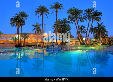 Installations de piscine de l'hôtel Mercure, près de Karnak, Louxor, Egypte la Haute Egypte Banque D'Images