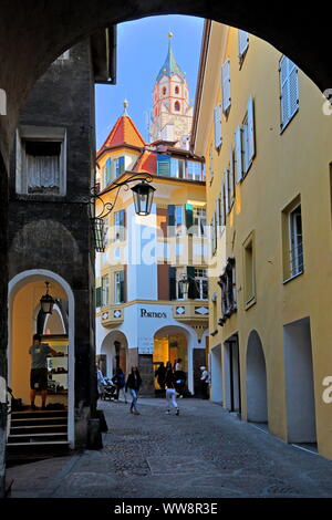 Via Leonardo da Vinci dans la vieille ville et tour de l'église paroissiale, Merano, vallée de l'Adige, Burgraviate, Tyrol du Sud, Italie Banque D'Images