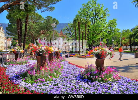 Lits de fleurs sur la promenade spa au passeur, Merano, vallée de l'Etsch, Burggrafenamt, Tyrol du Sud, Italie Banque D'Images