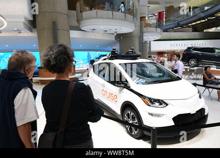 Detroit, Michigan, USA. 31 juillet, 2019. Les gens admirer un GM auto-croisière voiture conduite sur l'affichage à l'immeuble du siège mondial de General Motors à Detroit's Renaissance Center. Crédit : Paul Hennessy/SOPA Images/ZUMA/Alamy Fil Live News Banque D'Images