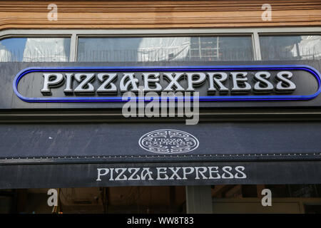 Londres, Royaume-Uni. 13 Sep, 2019. Une vue extérieure de la Pizza Express. Pizza Express est un restaurant appartenant à des Chinois group avec plus de 470 restaurants dans toute la France et 100 en Europe, à Hong Kong, Chine, Inde, Indonésie, Philippines, Singapour et le Moyen-Orient. Elle a été fondée en 1965 par Peter Boizot. Credit : Dinendra Haria SOPA/Images/ZUMA/Alamy Fil Live News Banque D'Images