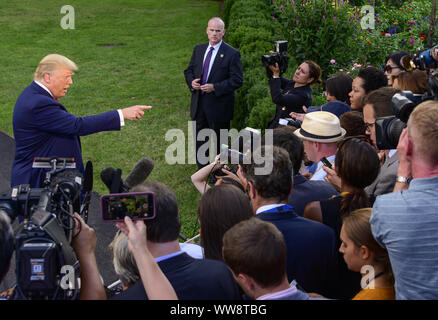 12 septembre 2019, Washington, District of Columbia, États-Unis : le président des États-Unis Donald J. Trump, à gauche, fait des gestes envers un journaliste alors qu'il prend des questions avant de quitter la pelouse sud de la Maison Blanche à Washington, DC pour le dîner de retraite des membres de la Conférence républicaine de la Chambre 2019 à Baltimore, Maryland, le jeudi 12 septembre 2019..crédit : Ron Sachs / CNP / AdMedia Banque D'Images