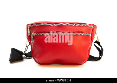 Ceinture en cuir rouge sac pour femme avec bracelet chaîne isolé sur blanc - vue avant. Banque D'Images