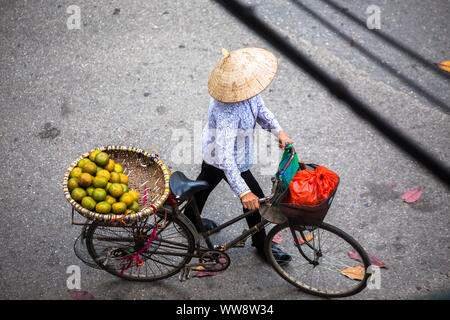 Street colporteur vendant les produits locaux dans la ville de Hanoi au Vietnam Asie Banque D'Images