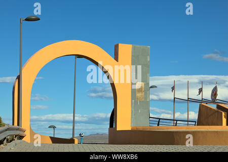 CHILE CHICO, CHILI - 23 février 2016 : Arch à la Plaza del Viento (Square du vent) belvédère dans Chile Chico, le Chili le 23 février 2016 Banque D'Images