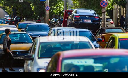 Bucarest, Roumanie - 09 septembre 2019 : une nouvelle Bentley Continental GT 2019 est transporté sur une plate-forme dans une circulation dense aux heures de pointe, à Bucarest, Banque D'Images