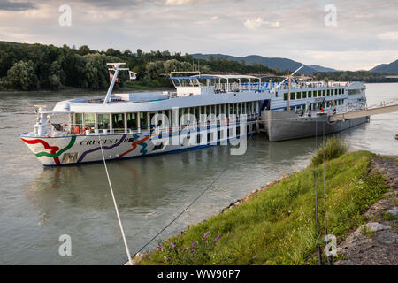 MELK, Autriche- le 16 août 2019 : bateau de croisière amarré au port de la ville Banque D'Images