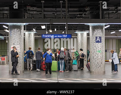 Les gens attendent le train à la station de métro Central Frankfurt am Main Banque D'Images