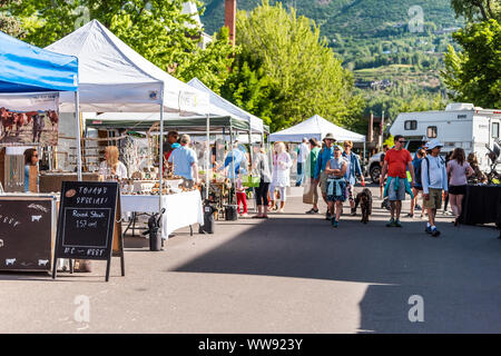 Aspen, USA - 6 juillet 2019 : Les gens qui vendent des produits dans les peuplements des vendeurs au marché de fermiers avec les affichages dans la rue en plein air Banque D'Images