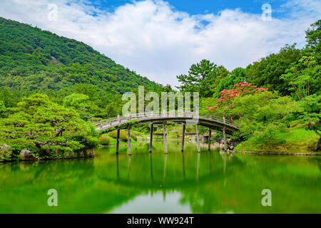 Pont emblématique japonais avec réflexion dans le jardin Ritsurin, au Japon. Banque D'Images
