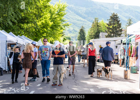 Aspen, USA - 6 juillet 2019 : la vente de produits par les vendeurs dans les peuplements au marché de fermiers avec les affichages dans la rue en plein air Banque D'Images