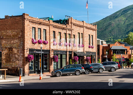 Aspen, USA - 6 juillet 2019 : le centre-ville historique d'outdoor summer street dans le Colorado avec brique architecture et décorations florales Banque D'Images