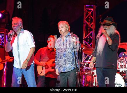 Hiawassee, GA, USA. 13 Sep, 2019. Oak Ridge Boys, Joe Bonsall, Duane Allen, William Lee Golden sur scène pour le Oak Ridge Boys en Concert, Anderson Music Hall, Georgia Mountain Fairgrounds, Hiawassee, GA 13 Septembre, 2019. Credit : Derek Storm/Everett Collection/Alamy Live News Banque D'Images